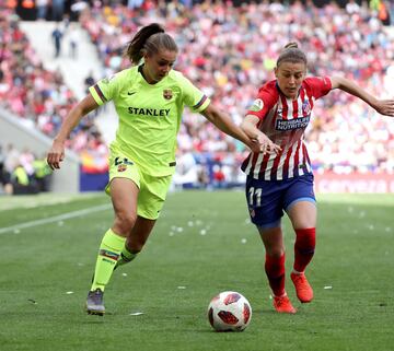 La jugadora del Atlético de Madrid Carmen Menayo pelea un balón con la jugadora holandesa del Barcelona Lieke Martens 
