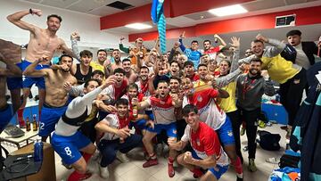 Los jugadores del Navalcarnero celebran el pase en la primera ronda tras eliminar al Mérida.