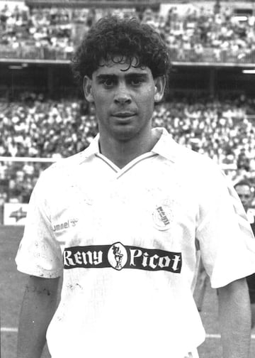 En la temporada 1989-1990, Hummel sigue siendo la marca deportiva que viste al Real Madrid, pero Reny Picot, otra empresa multinacional de productos lácteos, se convierte en el nuevo patrocinador. La camiseta no sufre ningún cambio. Mantiene la doble raya de color morado y los cuellos en forma de pico.