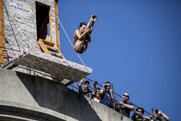 Anna Bader salta desde un puente de la ciudad de Mostar.