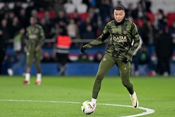 Kylian Mbappé, en el calentamiento previo al partido contra el Brest.