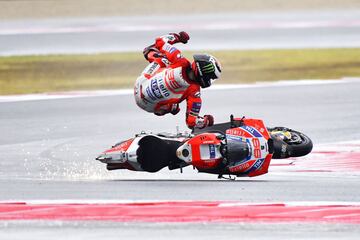 Jorge Lorenzo se cae cuando lideraba la carrera.