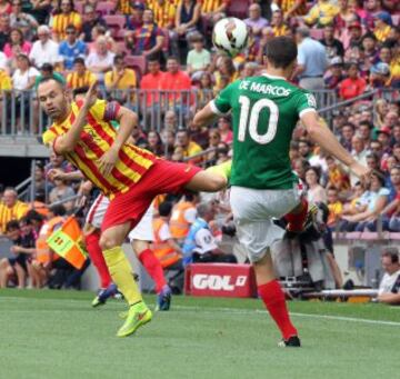 El centrocampista del Athletic Club Óscar de Marcos (d) y el centrocampista del FC Barcelona Andrés Iniesta (i) durante el partido de la tercera jornada de Liga BBVA disputado esta tarde en el Nou Camp.