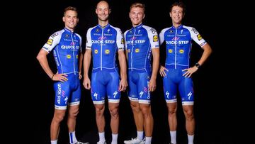 Zdenek Stybar, Tom Boonen, Marcel Kittel y Niki Terpstra posan con el maillot que lucirá el Quick-Step Floors en la temporada 2017.