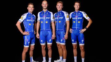 Zdenek Stybar, Tom Boonen, Marcel Kittel y Niki Terpstra posan con el maillot que lucir&aacute; el Quick-Step Floors en la temporada 2017.