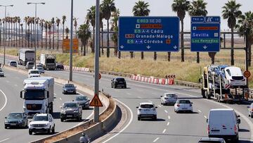 GRAFAND9154. SEVILLA, 08/06/2020.- Tráfico en la Autovía-S30 a la salida de Sevilla, hoy cuando toda Andalucía ha pasado al completo a la fase 3 de la desescalada en la que las comunidades recuperan la gestión sobre su territorio y se convierten en unidades territoriales, de modo que pueden permitir la movilidad de circulación dentro de cada una de ellas, en el camino hacia la "nueva normalidad" en el estado de alarma por la crisis sanitaria de la COVID-19. EFE / José Manuel Vidal