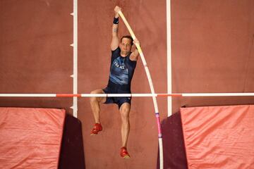 El r¨¦cord de 6,15 metros que estableci¨® Bubka en febrero de 1993 en Donestk (Ucrania) dur¨® la friolera de 21 a?os... hasta que en esa misma ciudad el Franc¨¦s Renaud Lavillenie super¨® en un cent¨ªmetro la marca en la misma reuni¨®n. El franc¨¦s, campe¨®n ol¨ªmpico en Londres 2012, ha instalado un foso de p¨¦rtiga en su casa. Y en el jard¨ªn pule su t¨¦cnica intentando acercarse al nuevo rey, Duplantis.