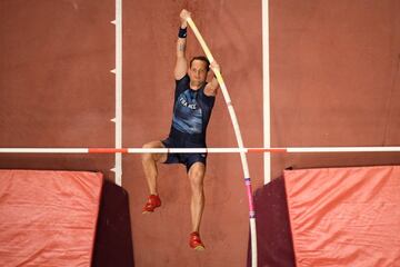 El récord de 6,15 metros que estableció Bubka en febrero de 1993 en Donestk (Ucrania) duró la friolera de 21 años... hasta que en esa misma ciudad el Francés Renaud Lavillenie superó en un centímetro la marca en la misma reunión. El francés, campeón olímpico en Londres 2012, ha instalado un foso de pértiga en su casa. Y en el jardín pule su técnica intentando acercarse al nuevo rey, Duplantis.