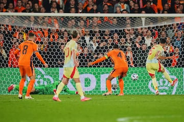 2-2. Derechazo de Nico Williams que repele como puede Bart Verbruggen, el baln se queda en el corazn del rea y Mikel Merino atento marca a placer el tanto del empate.