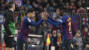 Los jugadores del Barcelona, Phillipe Coutinho y Ousmane Demb&eacute;l&eacute;, durante un partido.