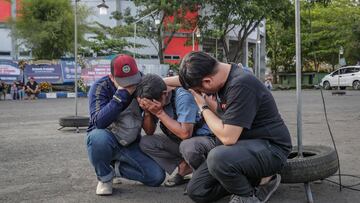 Familiares de las víctimas de la tragedia en el estadio de Indonesia.