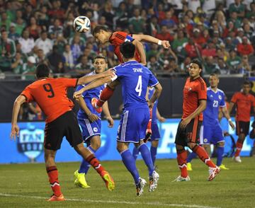 En partido disputado en USA, Chicharito le anotó de cabeza a un sólida defensiva europea. Javier logró convertirles en dos ocasiones.