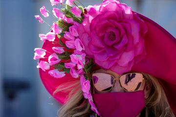 Aficionados a la hípica en el Churchill Downs de Kentucky durante la Kentucky Oaks.