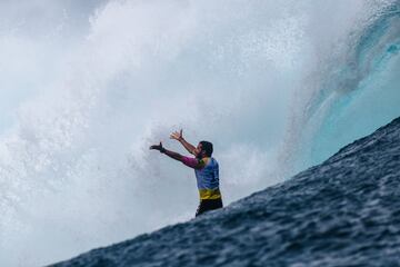 Teahupoo se pone grande y regala una jornada de surf para la historia