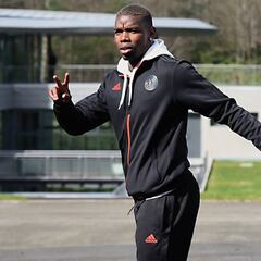 Pogba se reincorpora al United con su futuro en el aire