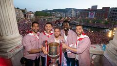 BILBAO, 11/04/2024.- Los dos capitanes Óscar de Marcos (2i) e Iker Muniain (c) y los jugadores Raúl García (i), Iñaki Williams (2d) e Iñigo Lekue celebran la Copa con el público hoy jueves en el ayuntamiento de Bilbao. EFE/ Fernando Gómez/Ayuntamiento Bilbao***SOLO USO EDITORIAL/SOLO DISPONIBLE PARA ILUSTRAR LA NOTICIA QUE ACOMPAÑA (CRÉDITO OBLIGATORIO)***
