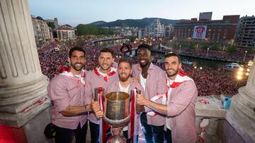 BILBAO, 11/04/2024.- Los dos capitanes ?scar de Marcos (2i) e Iker Muniain (c) y los jugadores Ra¨²l Garc¨ªa (i), I?aki Williams (2d) e I?igo Lekue celebran la Copa con el p¨²blico hoy jueves en el ayuntamiento de Bilbao. EFE/ Fernando G¨®mez/Ayuntamiento Bilbao***SOLO USO EDITORIAL/SOLO DISPONIBLE PARA ILUSTRAR LA NOTICIA QUE ACOMPA?A (CR?DITO OBLIGATORIO)***