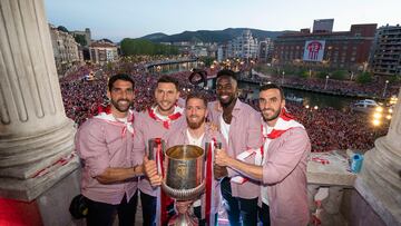 BILBAO, 11/04/2024.- Los dos capitanes Óscar de Marcos (2i) e Iker Muniain (c) y los jugadores Raúl García (i), Iñaki Williams (2d) e Iñigo Lekue celebran la Copa con el público hoy jueves en el ayuntamiento de Bilbao. EFE/ Fernando Gómez/Ayuntamiento Bilbao***SOLO USO EDITORIAL/SOLO DISPONIBLE PARA ILUSTRAR LA NOTICIA QUE ACOMPAÑA (CRÉDITO OBLIGATORIO)***
