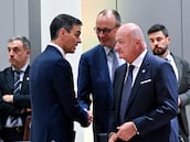 El presidente del Gobierno, Pedro Sánchez, saluda durante una reunión informal del Consejo Europeo, a 22 de enero de 2026, en Bruselas (Bélgica). En la reunión se trató la relación de los socios europeos con Estados Unidos en medio de las tensiones por las amenazas de Donald Trump hacia Groenlandia.
22 ENERO 2026
Pool Moncloa/Borja Puig de la Bellacasa y Pool UE
22/01/2026