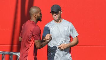 Julen Lopetegui saluda al central brasileño Marcao en la ciudad deportiva. EFE/ Raúl Caro.