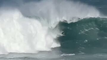 Lucas &#039;Chumbo&#039; Chianca pillando un tubo de una ola gigante en el &#039;Panchorro&#039;, Ribadeo (Galicia, Espa&ntilde;a).