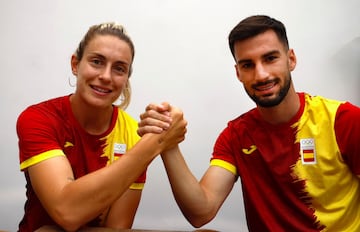 Alexia Putellas y Álex Baena posan juntos para AS en el hotel de concentración de las Selecciones de fútbol en Burdeos durante los Juegos de París 2024.