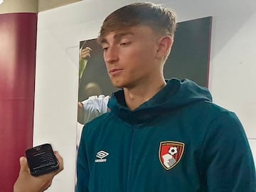 Dean Huijsen, jugador del Bournemouth, atiende a AS en la zona mixta del London Stadium tras el encuentro de Carabao Cup ante el West Ham.