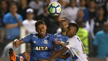 Rodrygo disputa un bal&oacute;n a Cuellar en el partido ante Flamengo