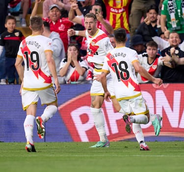 El central francés de 32 años del Rayo lo hizo todo y todo bien. En defensa supo contener a los atacantes del Betis, sacando balones decisivos. En ataque, fue resolutivo a balón parado. Las faltas son su especialidad y lo volvió a demostrar contra el Betis, anotando 1-0 con un lanzamiento desde más de 20 metros.