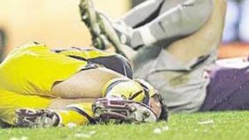 <b>POLÉMICA. </b>En los lances finales del partido estalló un petardo y dejó en el suelo a Molinero y Falcón. El árbitro descontó todavía más y llegó el gol del Athletic.