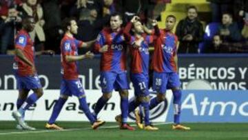 Los jugadores del levante celebran el triunfo.