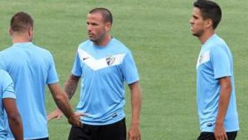 <b>EN ESPERA. </b>Apoño y Recio, ayer en el entrenamiento del Málaga, dialogando con Joaquín y Eliseu.