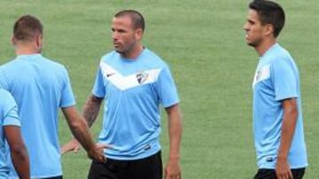<b>EN ESPERA. </b>Apo?o y Recio, ayer en el entrenamiento del M¨¢laga, dialogando con Joaqu¨ªn y Eliseu.