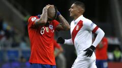 El jugador de la seleccion chilena Arturo Vidal, se lamenta tras desperdiciar una ocasion de gol contra Per&uacute;.