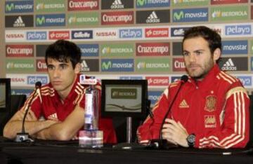 Los jugadores de la selección española Javi Martínez y Juan Mata, durante la rueda de prensa que han ofrecido hoy en Malabo, donde mañana sábado disputarán un partido amistoso ante Guinea Ecuatorial.