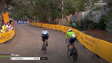 Imagen con mayúsculas del s.XXI del ciclismo: Evenepoel revienta así a Pogacar en una foto histórica