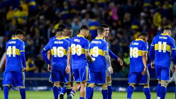 BUENOS AIRES, ARGENTINA - SEPTEMBER 19: Luca Langoni (L) of Boca Juniors leaves the pitch with teammates at the end of the first half during a match between Boca Juniors and Huracan as part of Liga Profesional 2022 at Estadio Alberto J. Armando on September 19, 2022 in Buenos Aires, Argentina. (Photo by Marcelo Endelli/Getty Images)