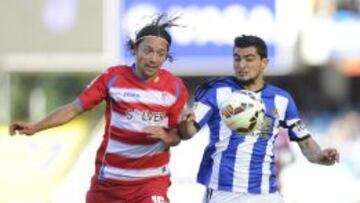 Chory Castro pelea un bal&oacute;n con Iturra durante el Real Sociedad - Granada de la temporada pasada