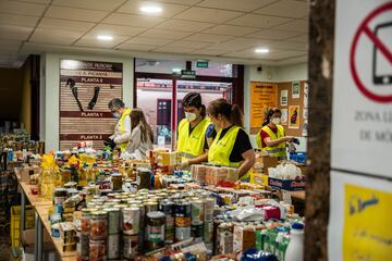 Voluntarios reciben alimentos en el IES de Picaña, que lo han utilizado como almacén tras el paso de la DANA en Picaña, Valencia.