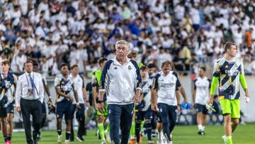 Orlando (United States), 02/08/2023.- Real Madrid Coach Carlo Ancelotti (C) leaves the field at the end of the first half during the 2023 Soccer Champions Tour match between Juventus FC and Real Madrid CF at Camping World Stadium in Orlando, Florida, USA, 02 August 2023. EFE/EPA/CRISTOBAL HERRERA-ULASHKEVICH
