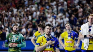 ?lex Dujshebaev al final del partido se dirige a la afici車n del Kielce en Colonia