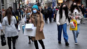 FILE PHOTO: People wear protective face masks while out for Christmas shopping, amid the spread of the coronavirus disease (COVID-19) pandemic, in Dublin, Ireland, December 17, 2021. REUTERS/Clodagh Kilcoyne/File Photo