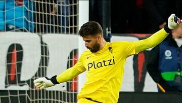 Luis Maximiano se dispone a golpear un bal¨®n.