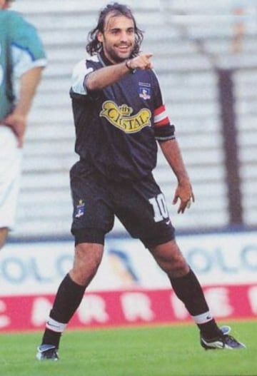 Entre 1999 y 2001, Jos&eacute; Luis Sierra regresa a Colo Colo. En dos per&iacute;odos, el &#039;Coto&#039; anot&oacute; 51 goles oficiales por el Cacique.