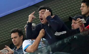 Maradona la grada del estadio San Petersburgo.