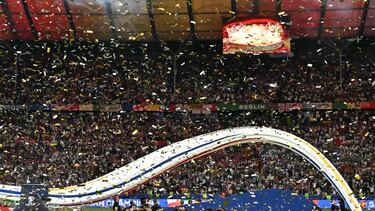 Spain's players celebrate with the trophy after winning the UEFA Euro 2024 final football match between Spain and England at the Olympiastadion in Berlin on July 14, 2024. (Photo by JAVIER SORIANO / AFP)
