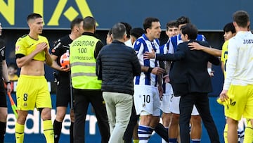 VILLARREAL, 20/04/2025.- El delantero de la Real Sociedad Mikel Oyarzábal (c) conversa con el entrenador del Villarreal, Marcelino García al final el partido de Liga que el Villarreal y la Real Sociedad disputan este domingo en el estadio de la Cerámica. EFE/ Andreu Esteban