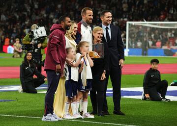 Harry Kane posa con su familia y con Frank Lampard tras recibir la gorra dorada para conmemorar sus 100 partidos con la selección inglesa.