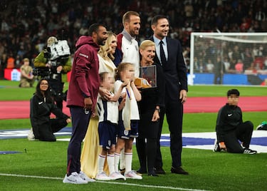 Harry Kane posa con su familia y con Frank Lampard tras recibir la gorra dorada para conmemorar sus 100 partidos con la selección inglesa.