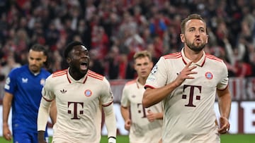 Soccer Football - Champions League - Bayern Munich v GNK Dinamo Zagreb - Allianz Arena, Munich, Germany - September 17, 2024 Bayern Munich's Harry Kane celebrates scoring their fourth goal with Alphonso Davies REUTERS/Angelika Warmuth TPX IMAGES OF THE DAY